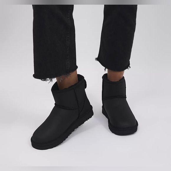 Ugg NWOT Women`s Classic‎ Mini II Black Suede Boots Size 10 - Picture 1 of 14